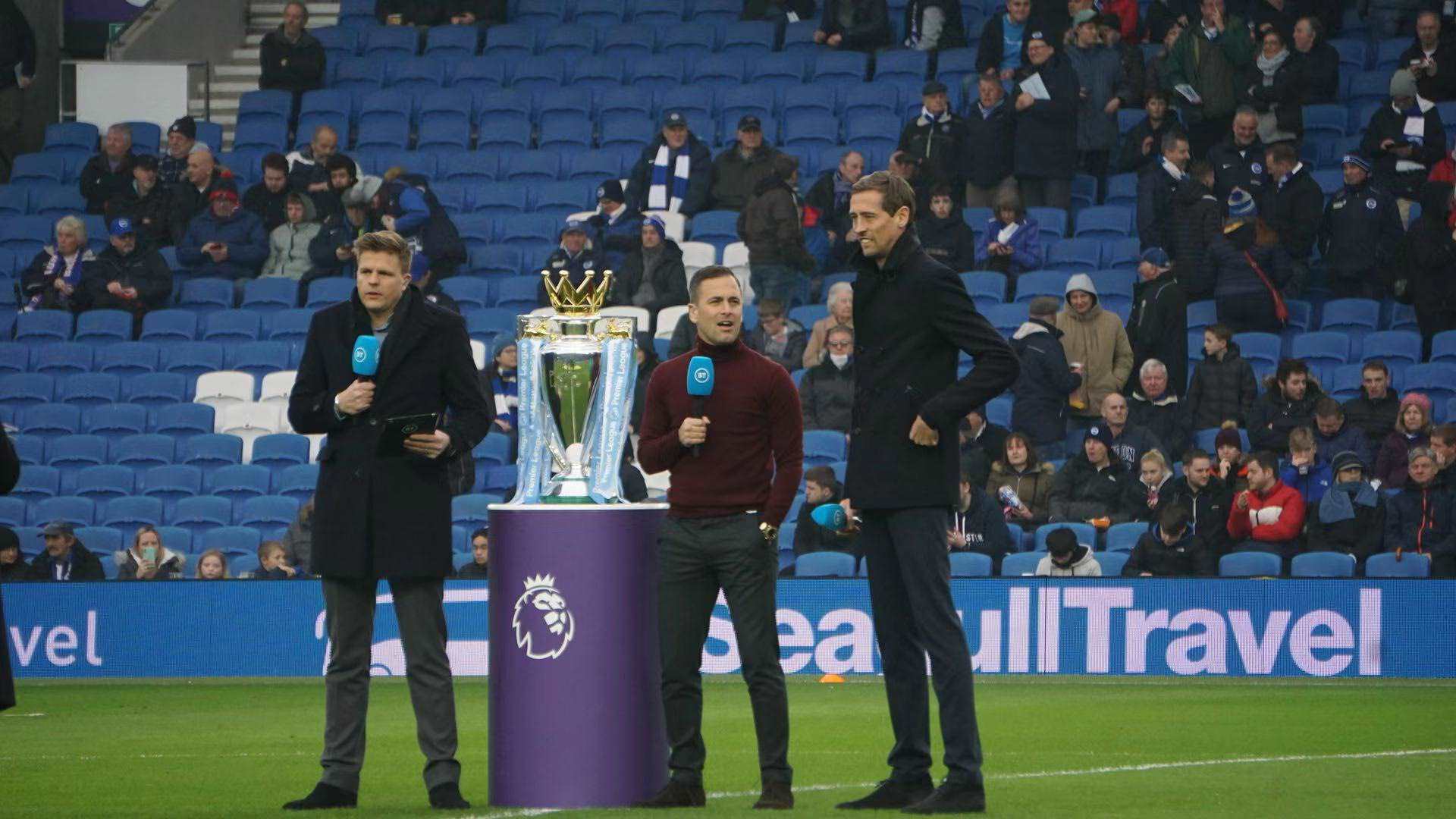 以其锐利的 以其锐利的